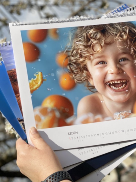 Monatsfotokalender mit Aufhängeöse und Ringbindung zum einfachen Umblättern