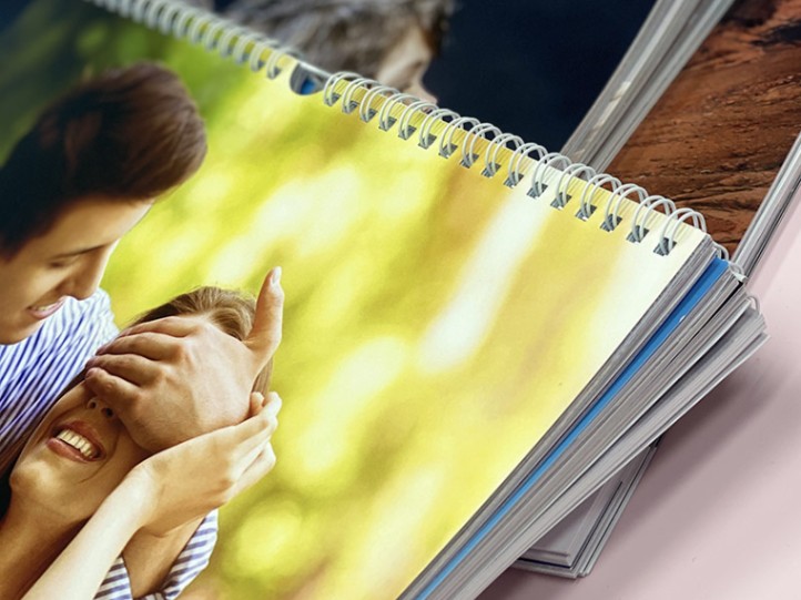 Gestalten Sie aus Ihren Fotos einzigartige Kalender, die das ganze Jahr über Freude bereiten.